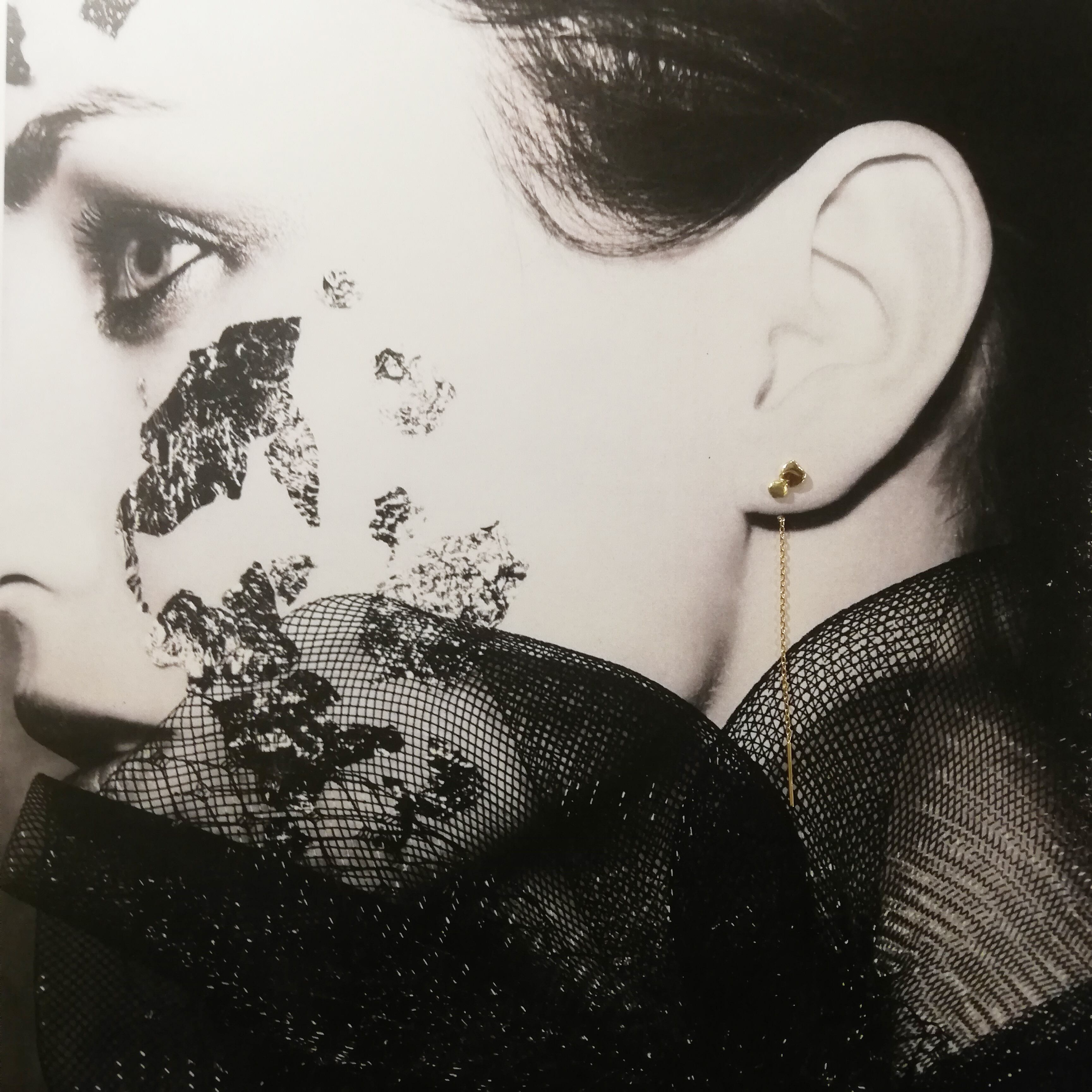 K18金バイカラーゴールド ロングチェーンピアス Gold Earrings | 手で