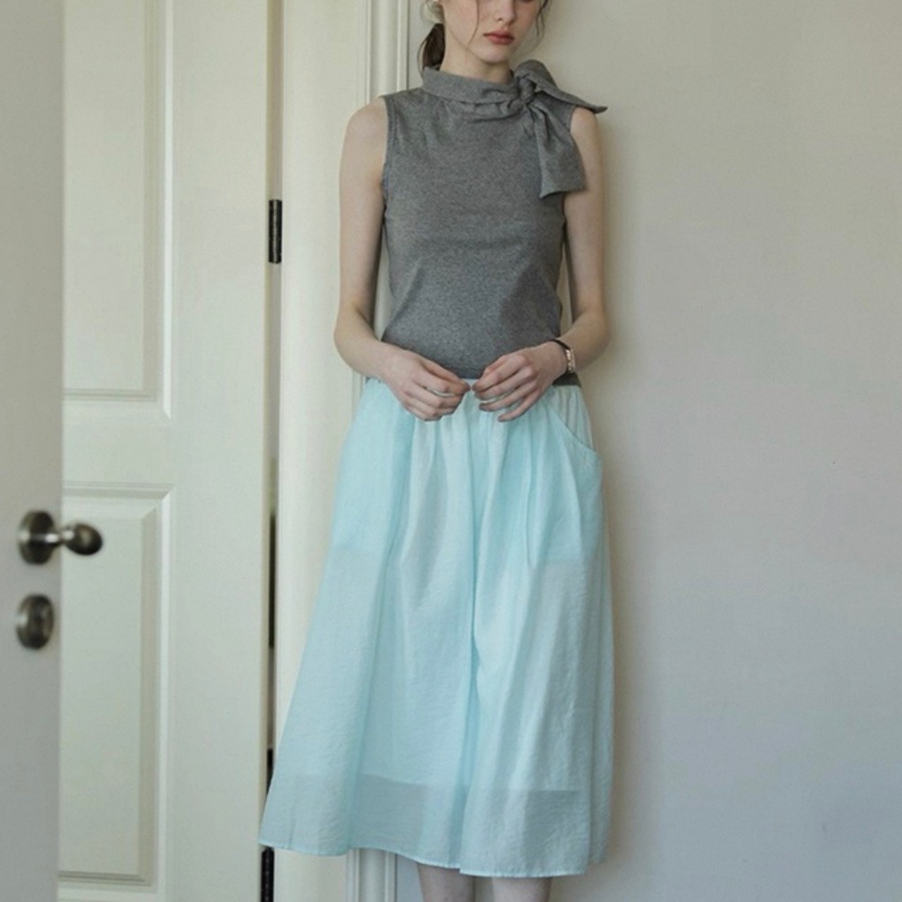 Ruban Sleeveless Neck Tie Top F0647