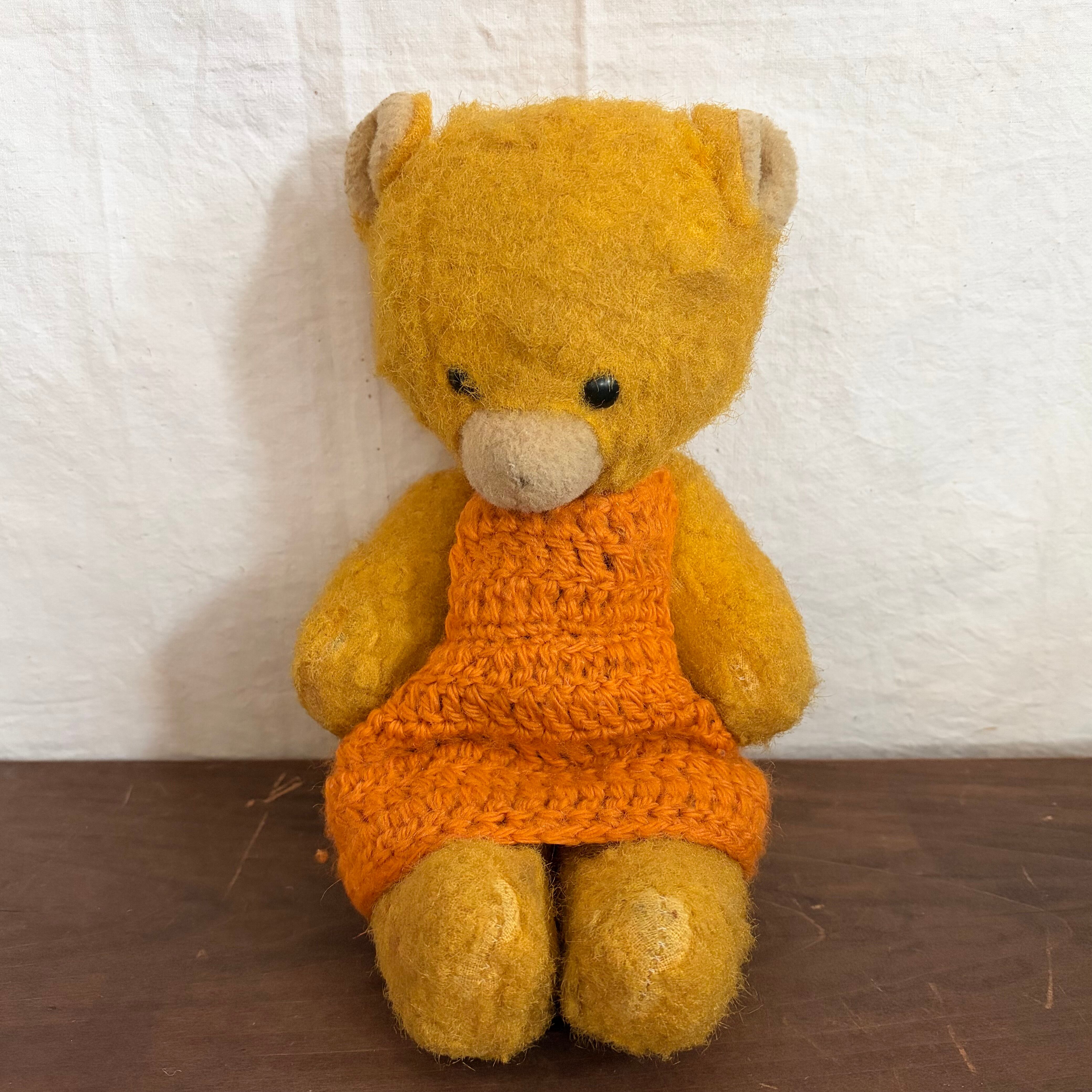 オレンジ色のエプロンをしたくま | tsuitachi craft&brocante