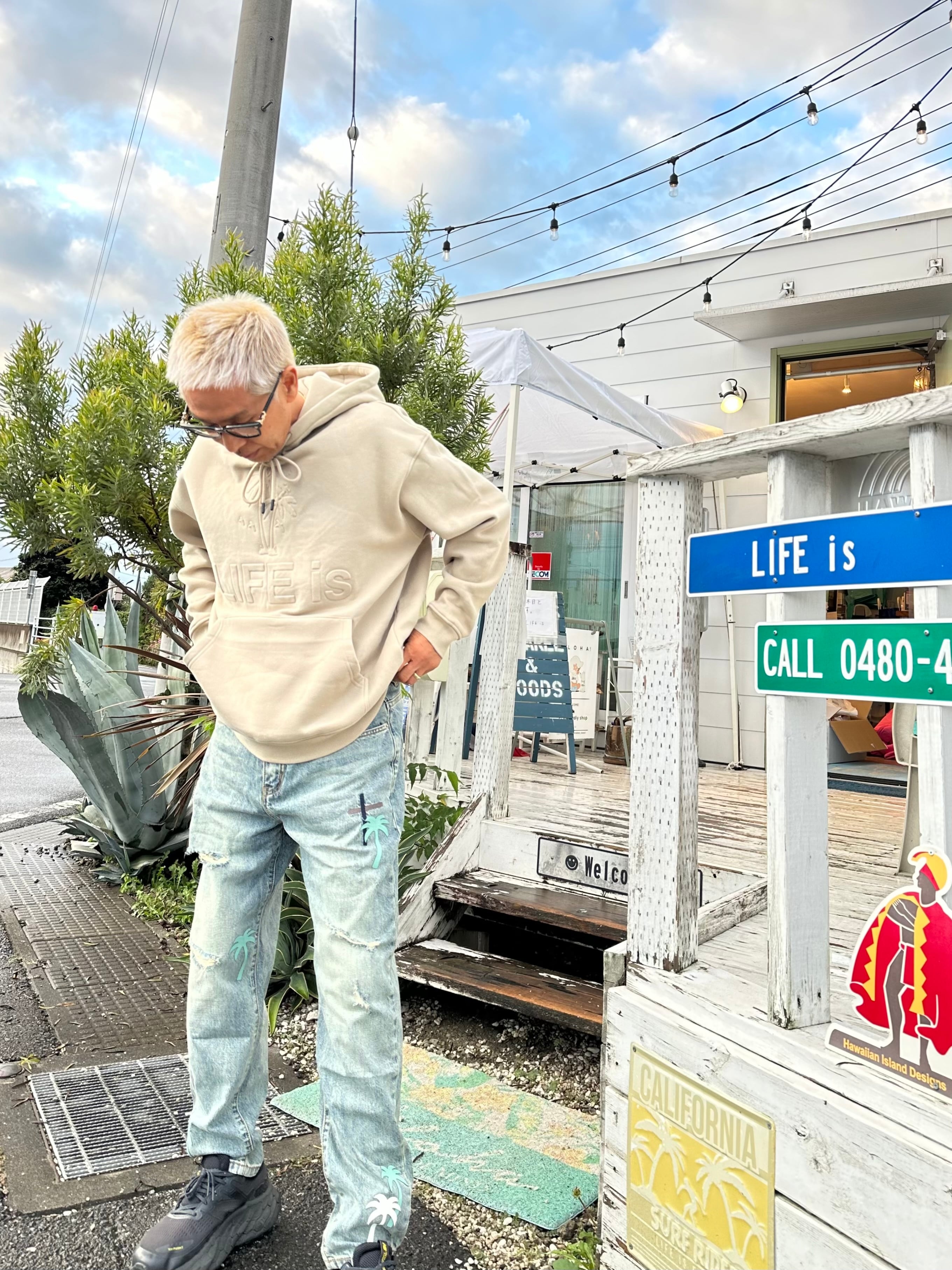 LIFE is palmtree レザーパッチダメージデニム ￥15,900(￥17,490