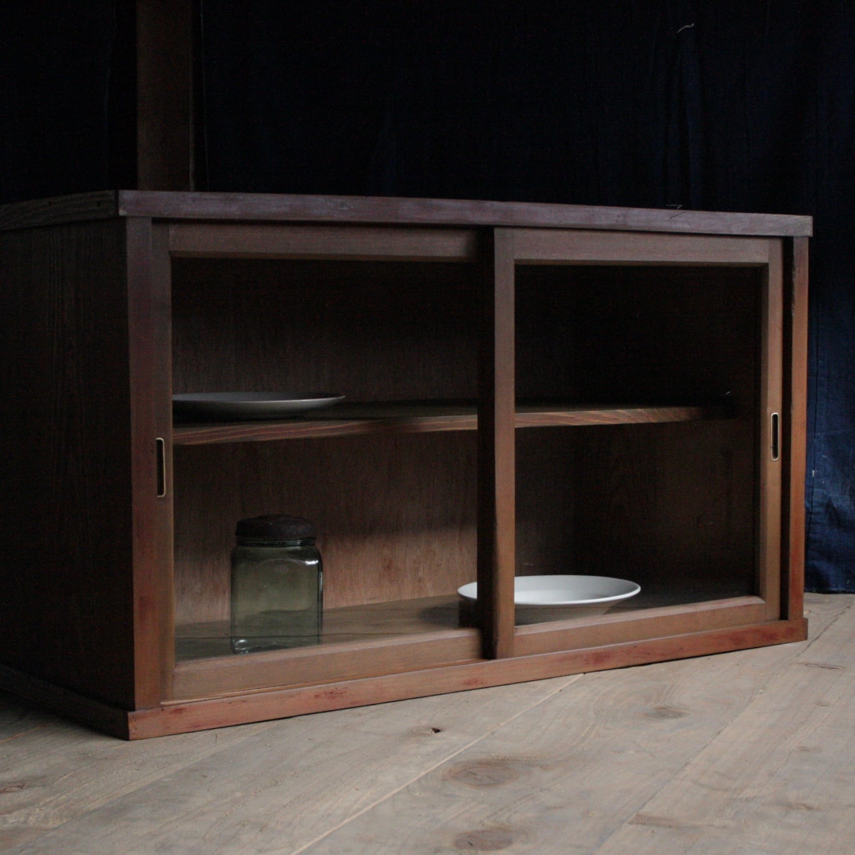 濃い色味のガラス戸棚《古家具 食器棚》