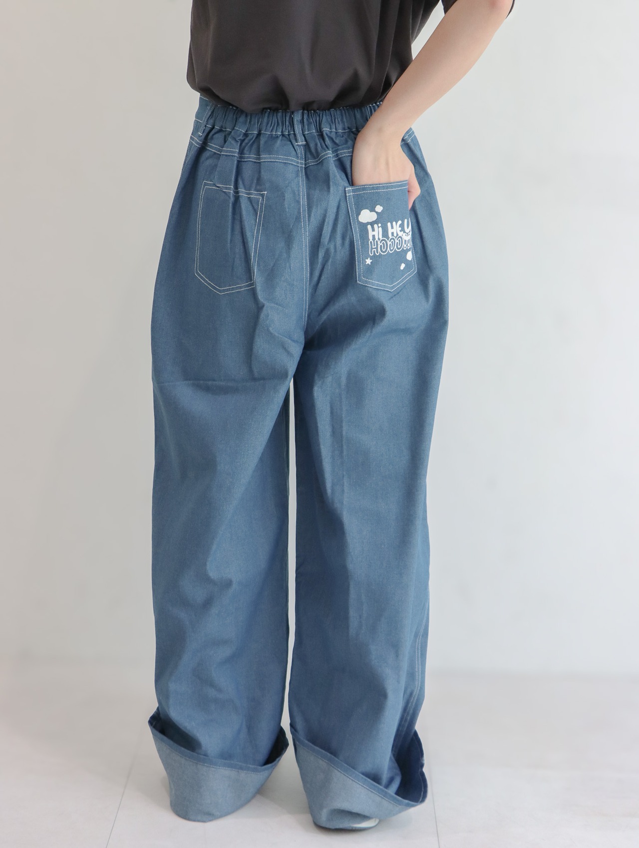 【送料無料】線描き サメ ペイント ゆるだぼ デニムパンツ  ラクチン＆映える！泳ぐサメが主役の、ゆるっとデニム - 3