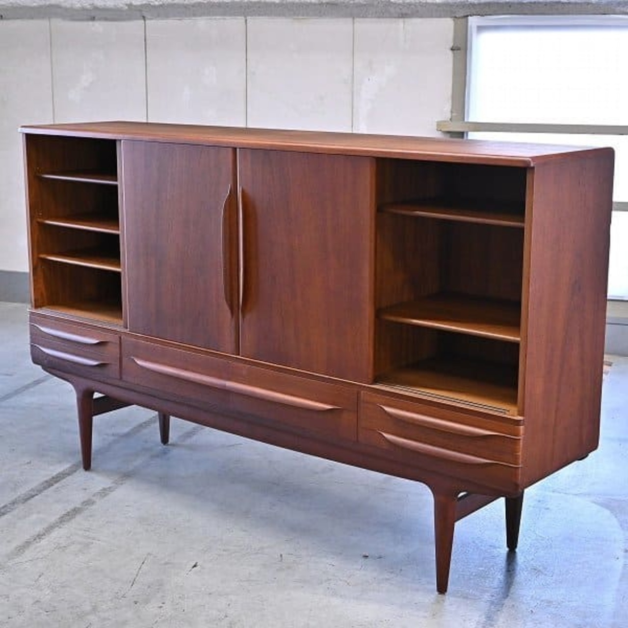 Uldum Mobelfabrik製 サイドボード ヨハネス・アンダーセン チーク材 収納家具 ビンテージ キャビネット Johannes Andersen 北欧デンマーク【中古家具/中古インテリア/USED家具ユーズド家具/リサイクル】