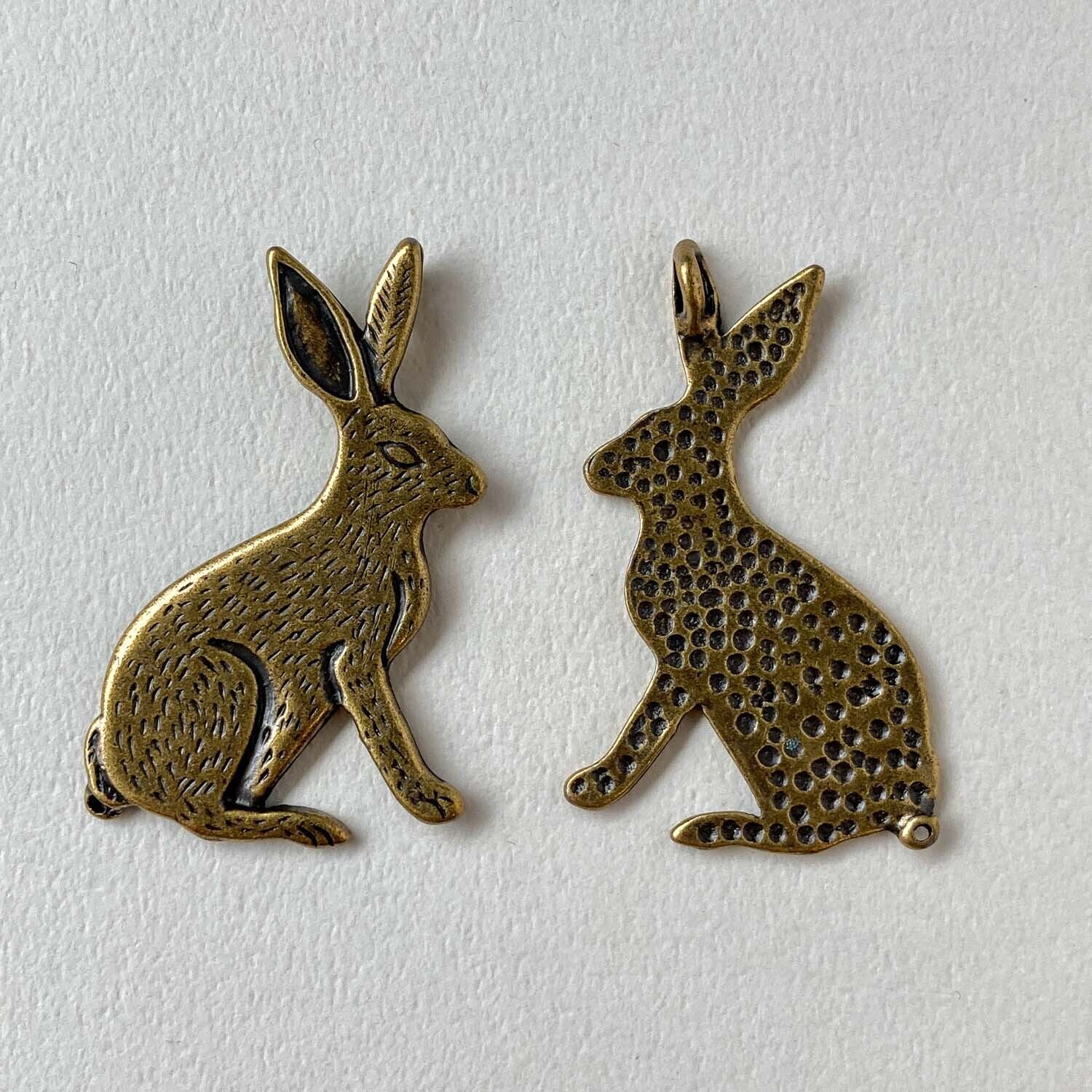 アンティーク風 大きいフラットウサギチャーム | Dua