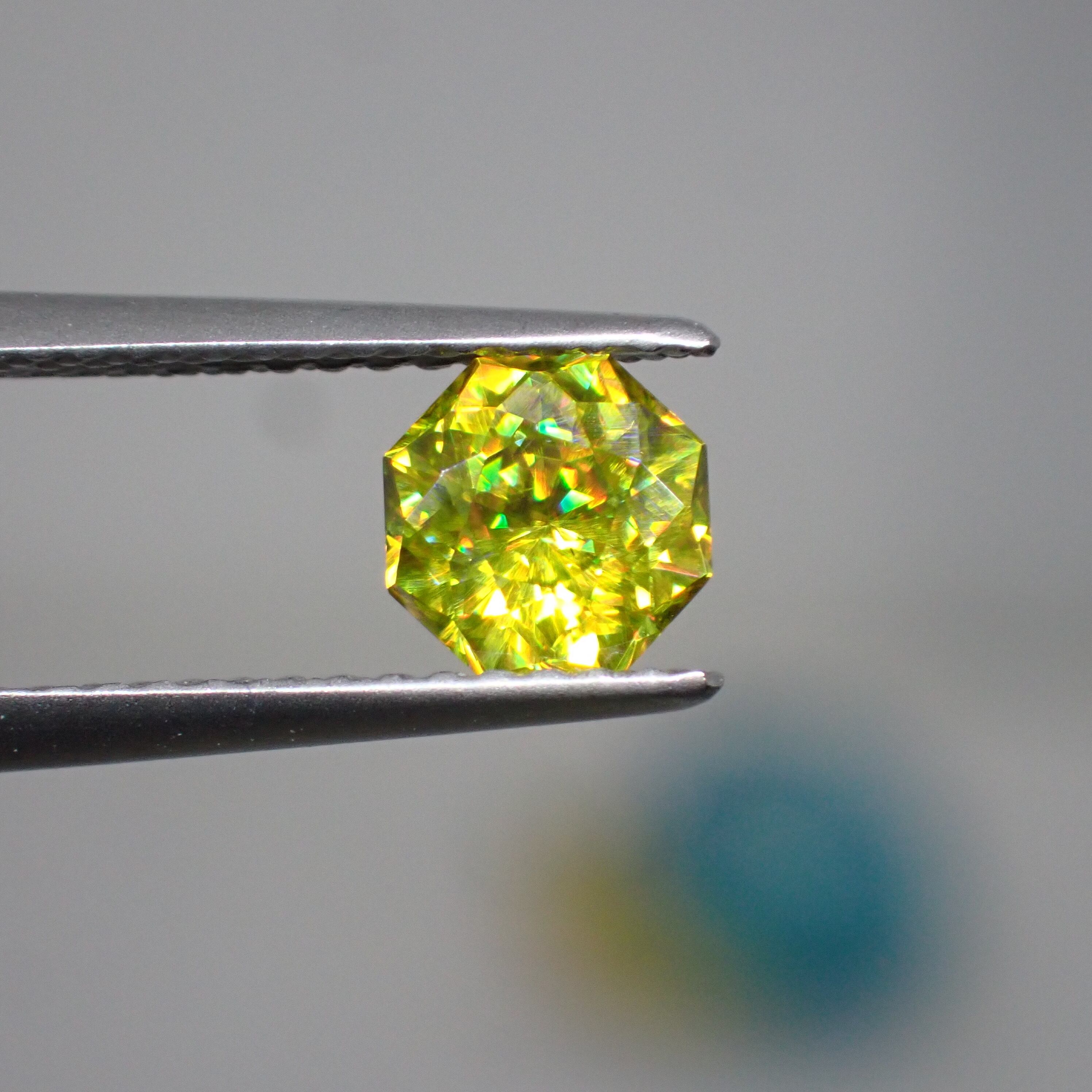 ラウンドカットのイエローファイアスフェーン宝石。「GIL 認定」 ラウンドカットのイエローファイアスフェーン宝石。「GIL 認定」