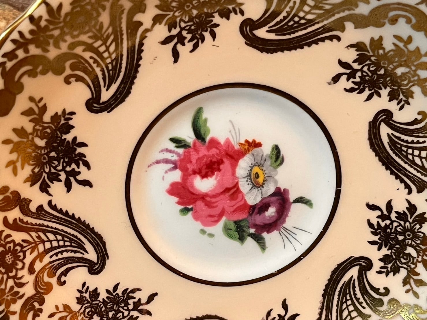 パラゴン クリーム素地、金彩の花柄ティーカップ&ソーサー