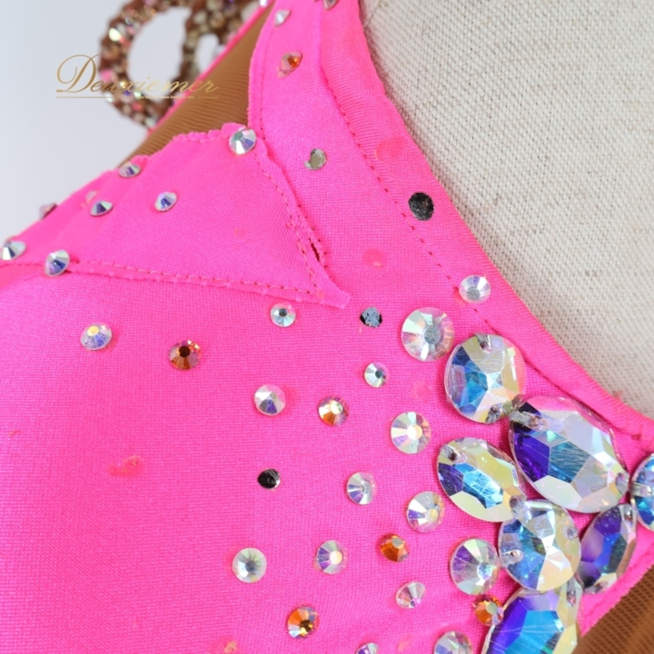 社交ダンス 衣装 チャコット Chacott ラテン ドレス ワンピース デモ 競技 ダンス パーティ 発表会 特徴的 個性的 フリンジ 蛍光 ピンク系 イエロー系 日本製 ダンス衣装 エレガント 大人用 デモ用 ドレスバッグ付き 華やか 競技用 ダンスパーティ用