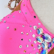 社交ダンス 衣装 チャコット Chacott ラテン ドレス ワンピース デモ 競技 ダンス パーティ 発表会 特徴的 個性的 フリンジ 蛍光 ピンク系 イエロー系 日本製 ダンス衣装 エレガント 大人用 デモ用 ドレスバッグ付き 華やか 競技用 ダンスパーティ用