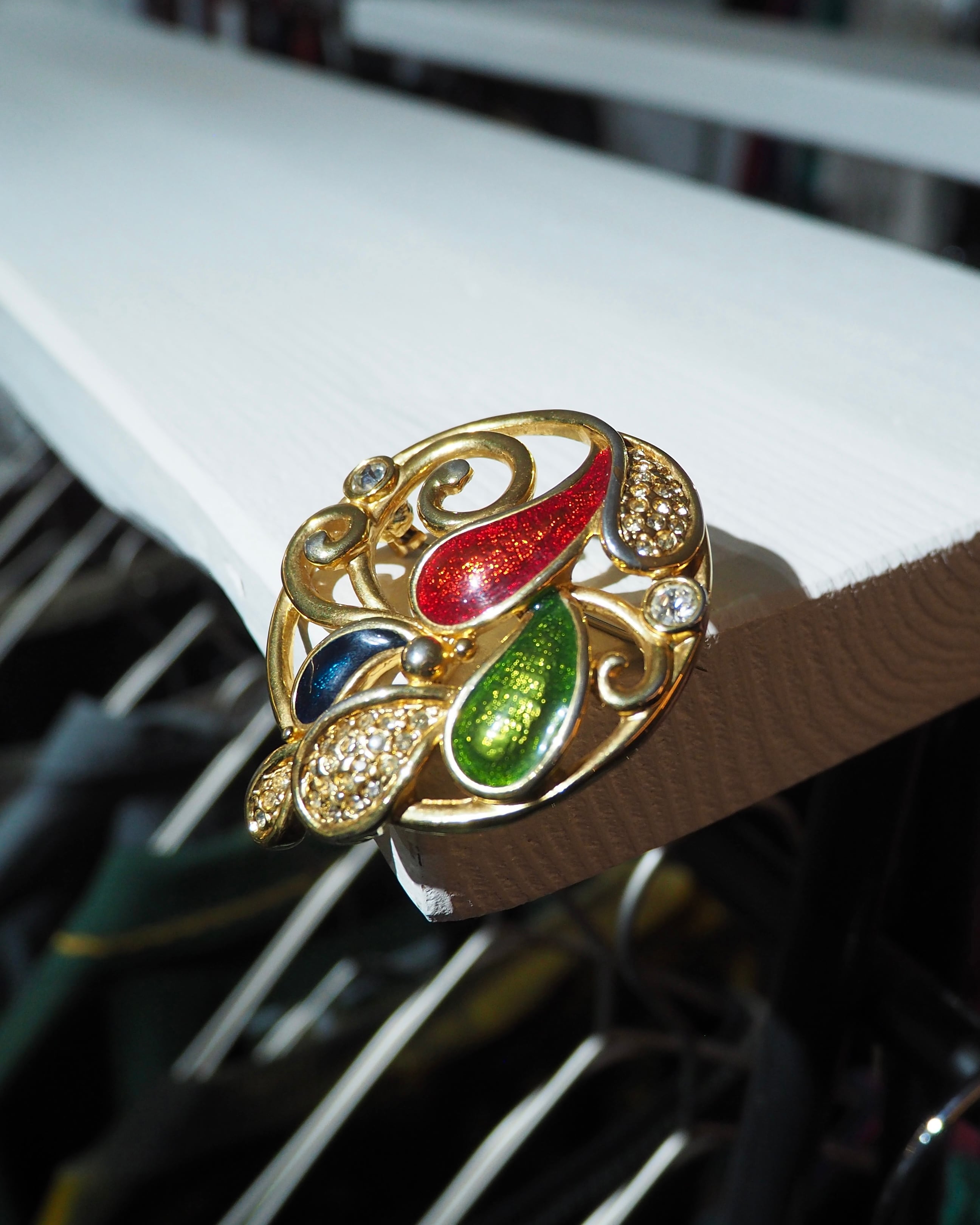 Colorful glass Paisley Decoration vintage Gold Brooch