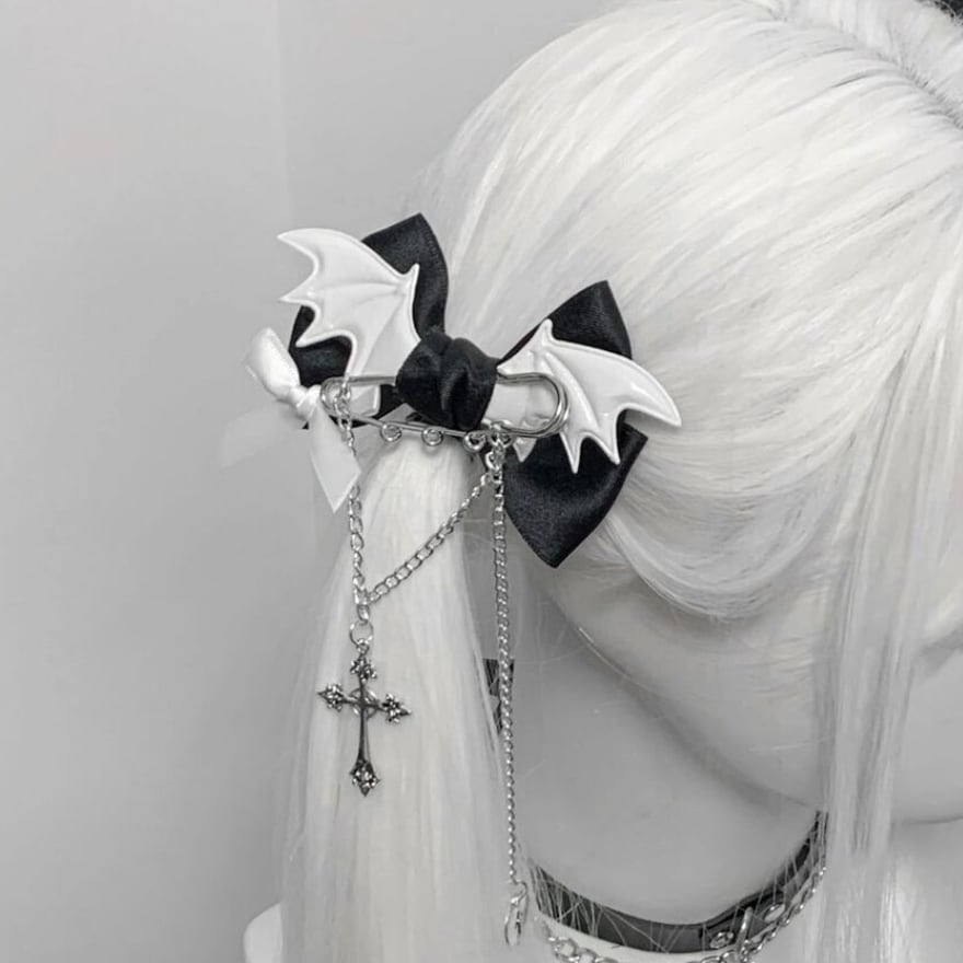 闇可愛い地雷系スタイルに|蝙蝠の羽と十字架チェーンが揺れる安全ピンリボンクリップ