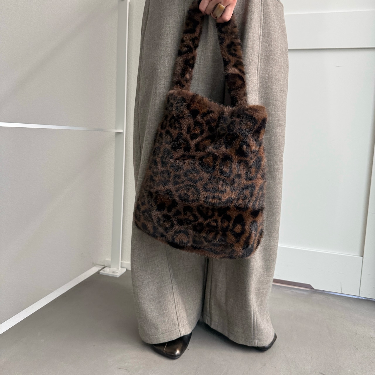 Leopard eco fur tote bag/brown