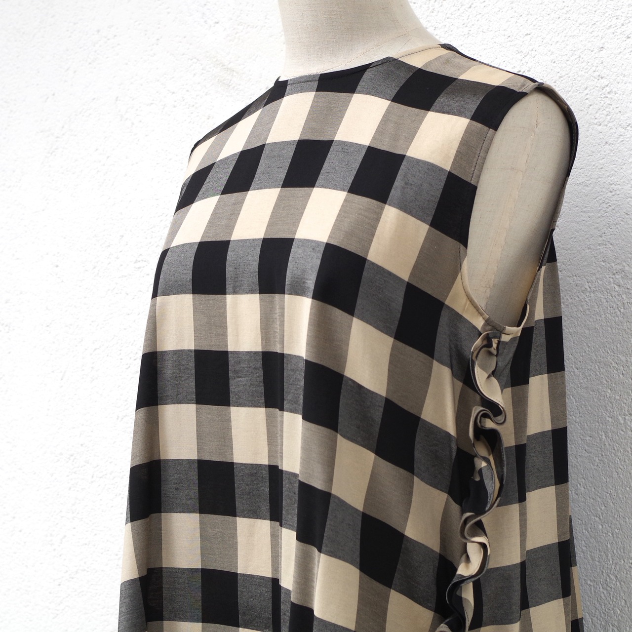 Pale Jute  Block check no-sleeve blouse