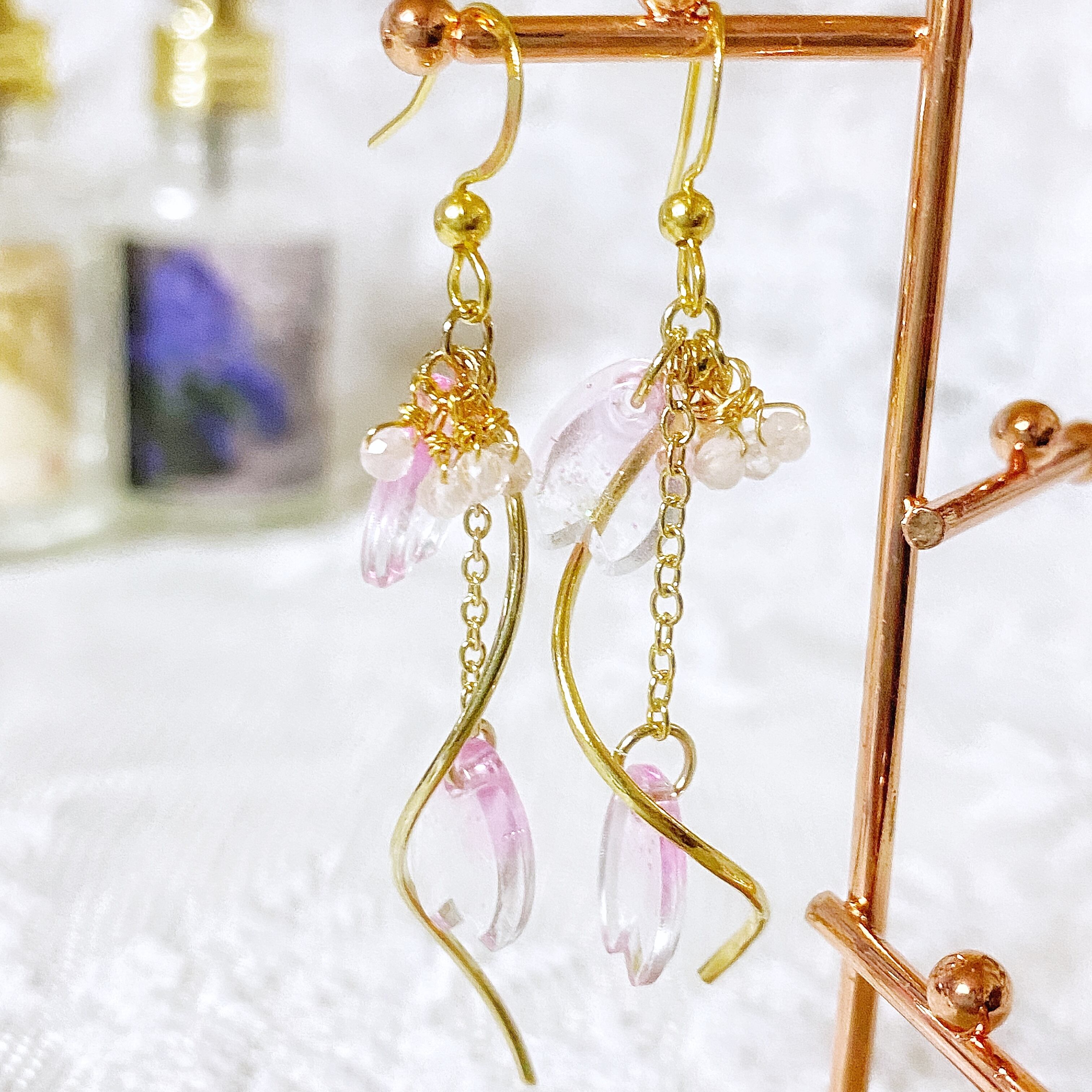 ひらひらと桜 ピアス・イヤリング モルガナイト使用 | Kazahana 