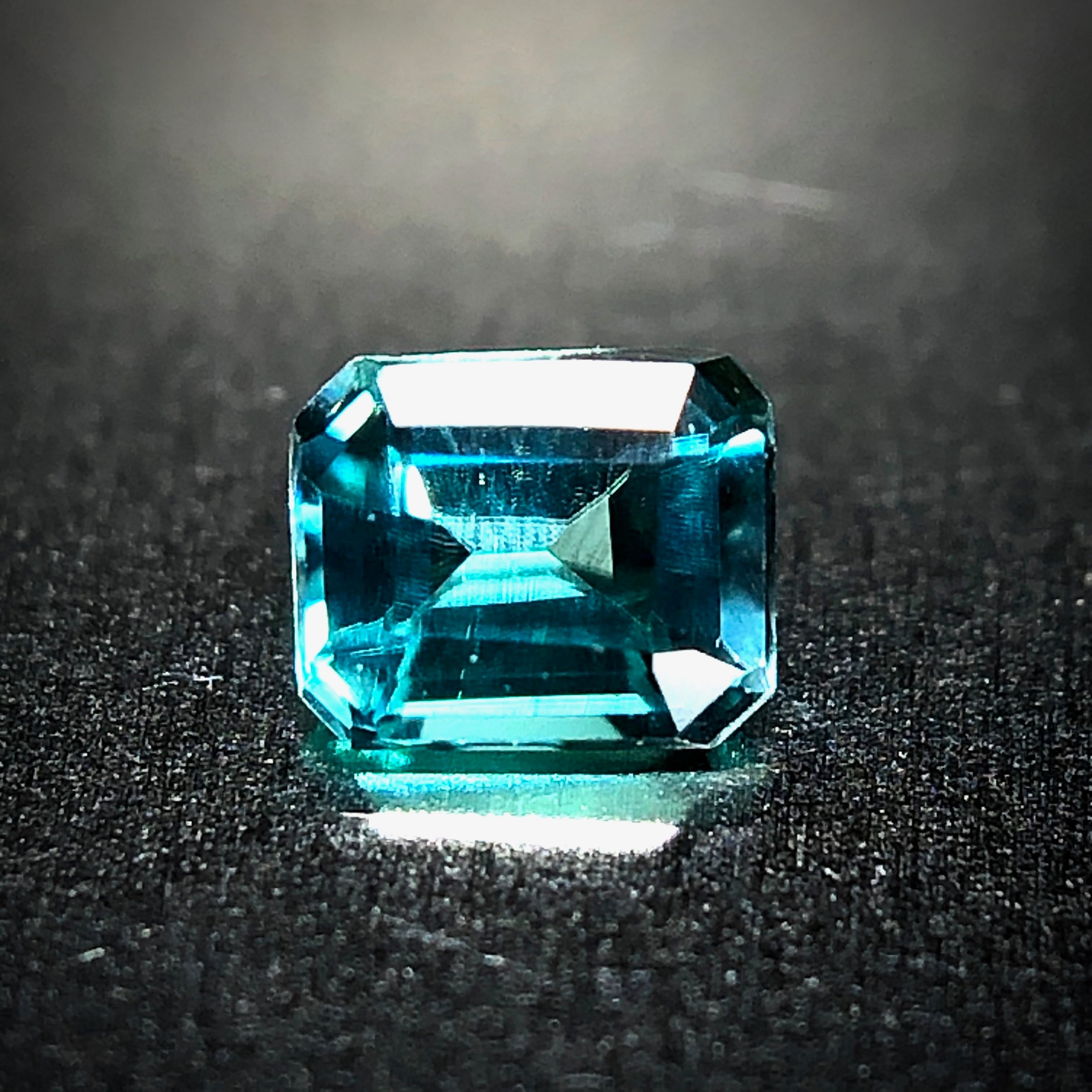 唯一無二の青色 0.09ct 希少石 天然 グランディディエライト