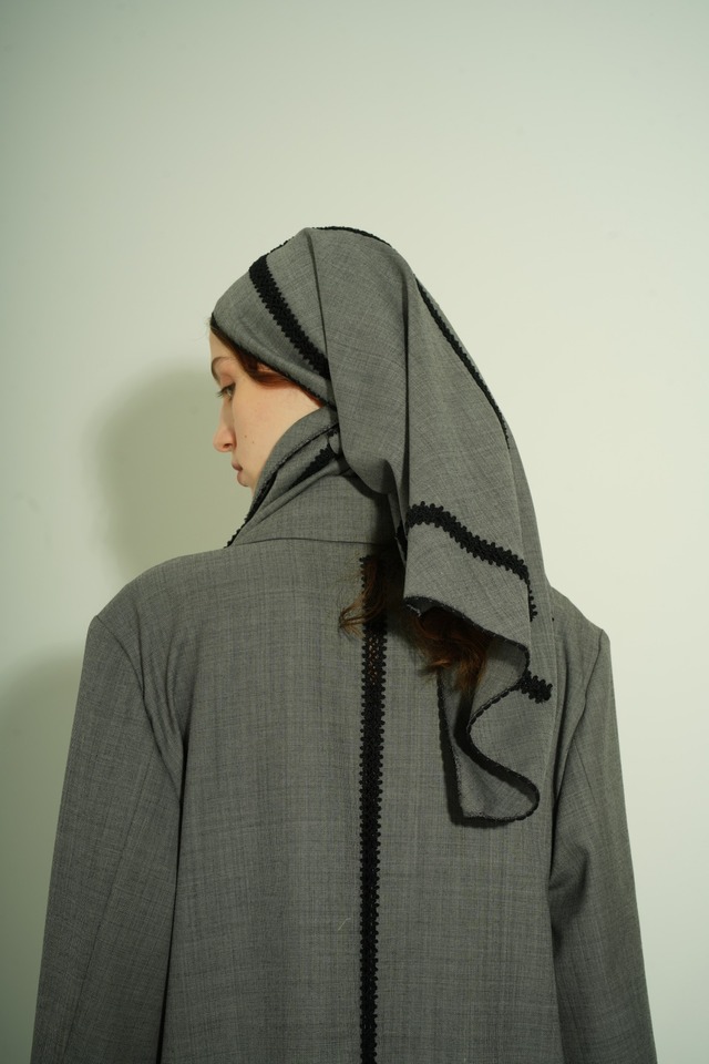 【先行受注 2026 MAIN COLLECTION】BASKET EMBROIDERY TRIANGLE SCARF / GRY