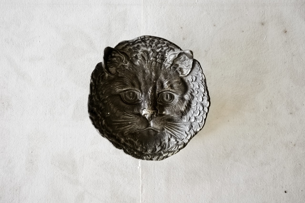 フランス ヒポコンデリー気質の尨猫とトレイ ブロンズ  アンティーク