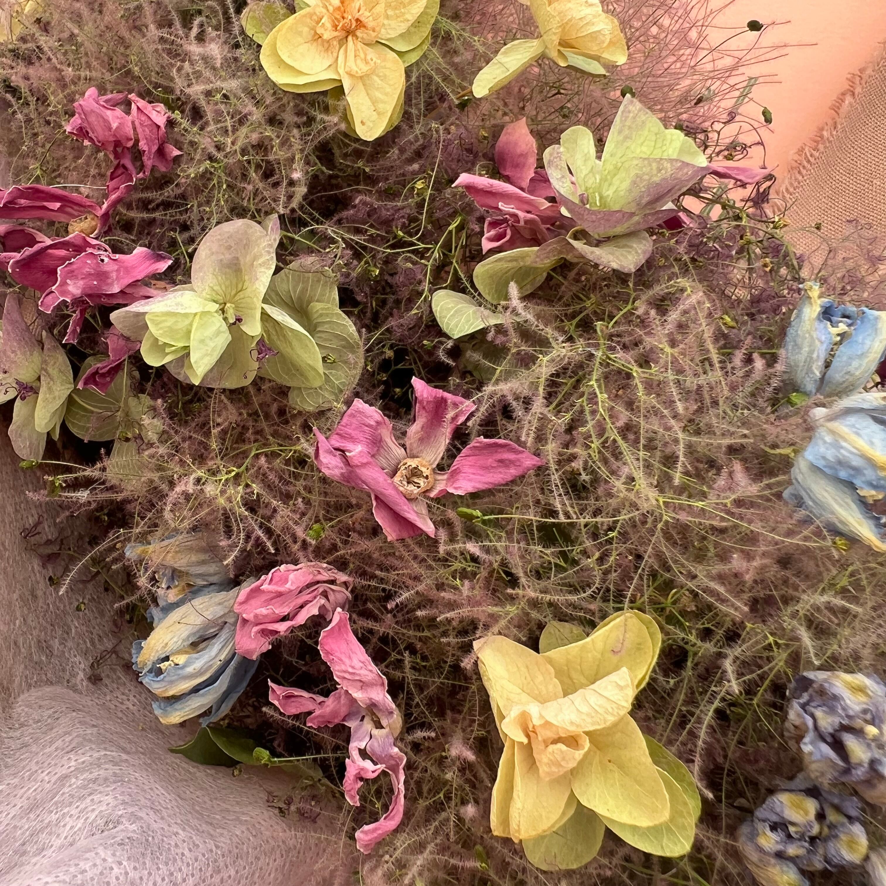 スモークツリーと小花のハーフリース(25cm) | エンジェル・リース工房 