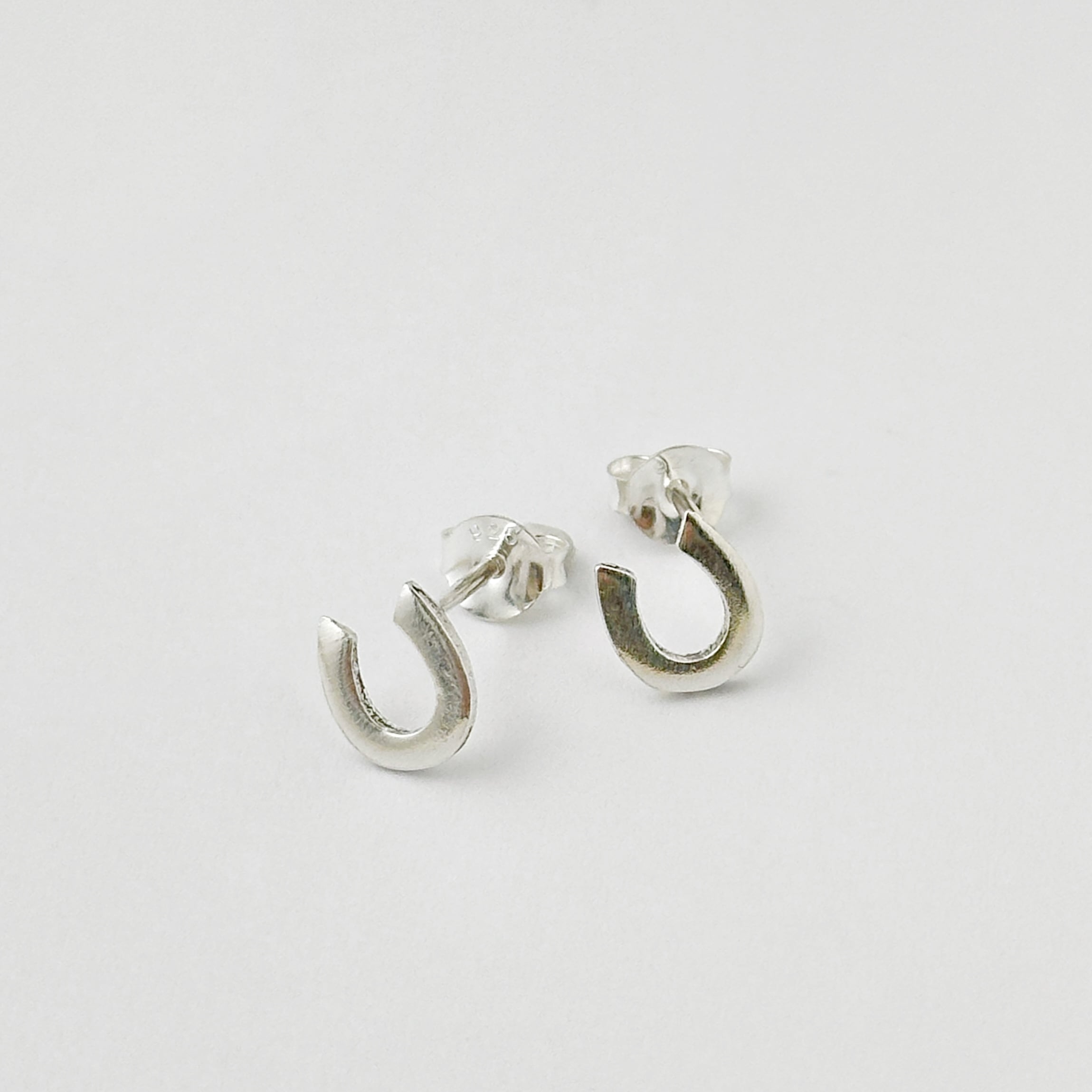 再入荷】上向き シンプル 馬蹄 スタッド ピアス 馬 蹄鉄 ホース うま