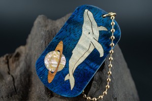 【南国の恵み】マンゴーウッド 縮み杢 スタビライズウッド ドッグタグ 象嵌 勇魚と惑星