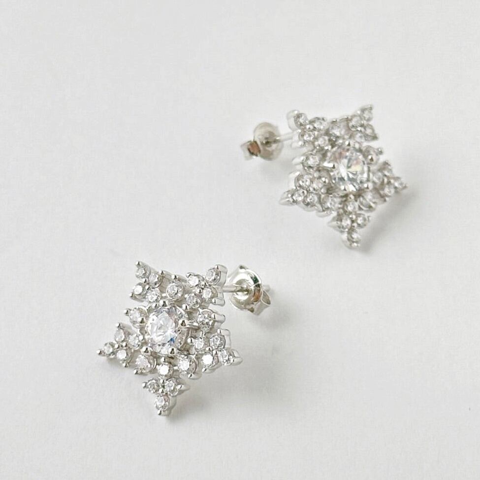 ジルコニア ゴージャス スノー スタッド/フック ピアス