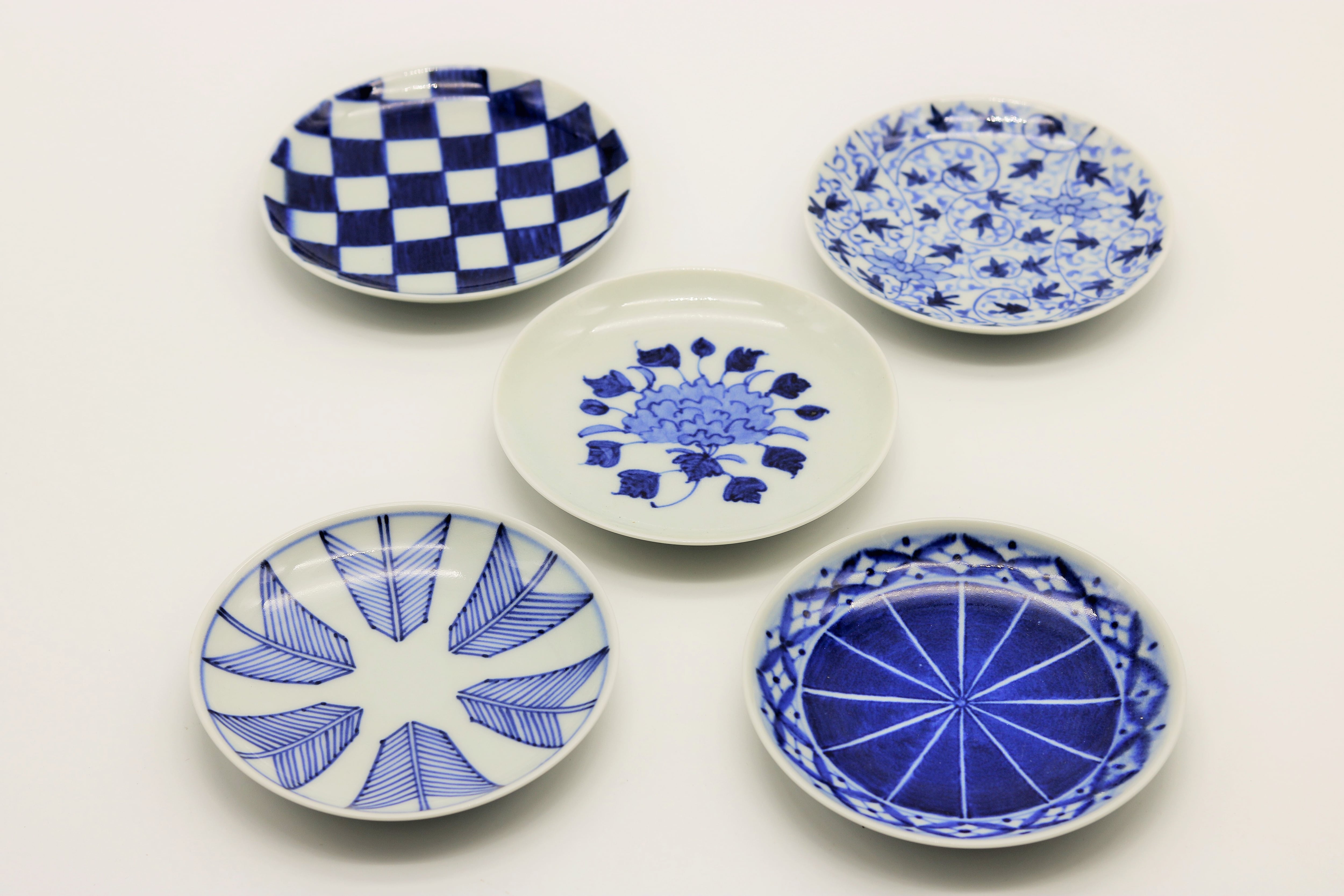 染付伝統文様和皿 | 梶謙製磁社｜有田焼の窯元がつくる縁起物の食器