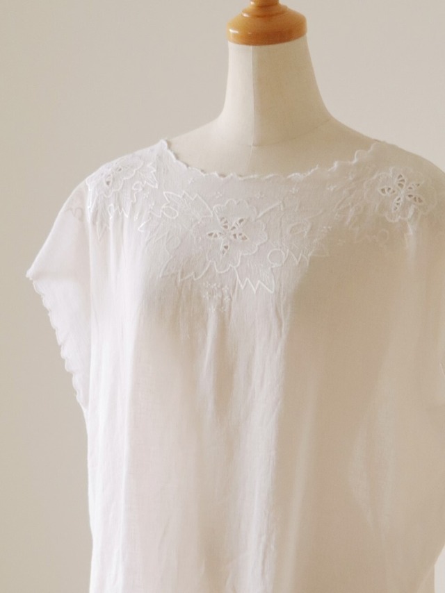 ●embroidery designed blouse②