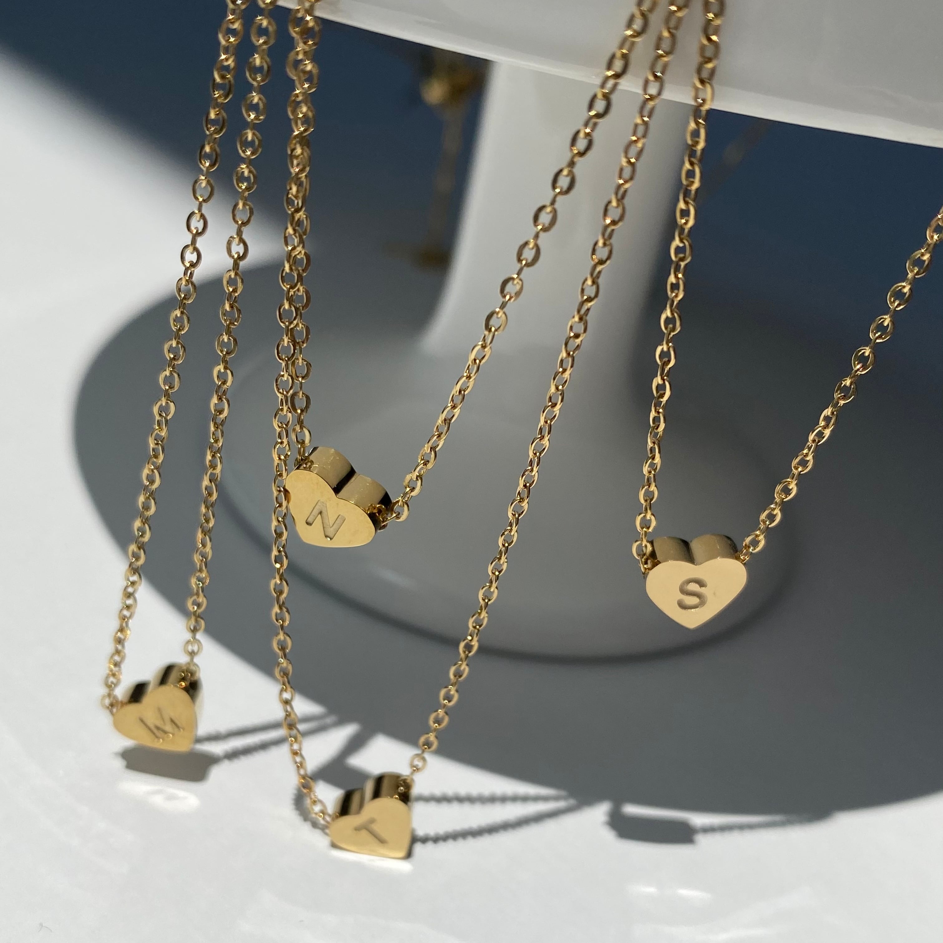 日本未入荷【TWISTED PENDANT】選べる!イニシャルネックレス ハートイニシャル ネックレス MN112 | emu