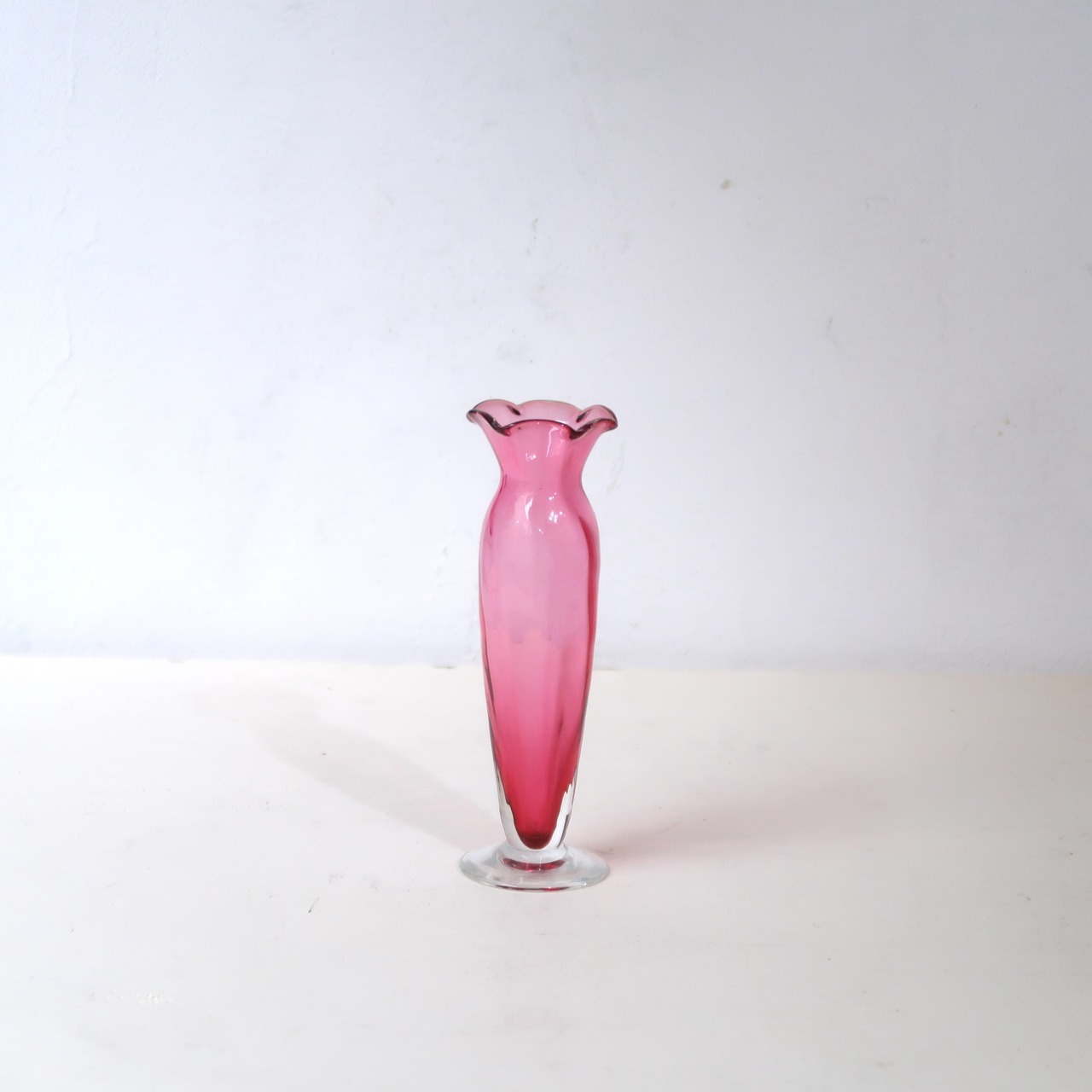 水色とピンクの一輪挿し