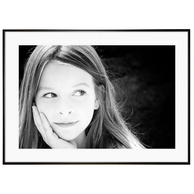 人物の写真 子供 頬に手を当てた女の子 インテリアモノクロアートポスター額装 AS2177