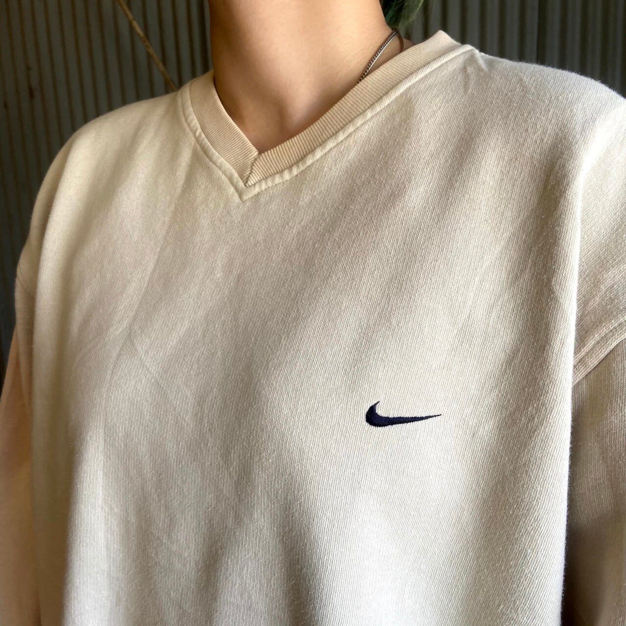 NIKE ナイキ スモールスウォッシュ ワンポイントロゴ刺繍 スウェット トレーナー メンズXL 古着 Vネック ベージュ クリーム色  【スウェット】【ALL15】 | cave 古着屋【公式】古着通販サイト