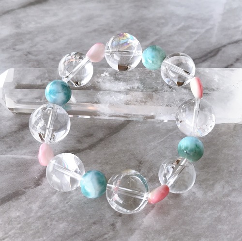 カリブ海三大宝石の二つ ラリマーとクイーンコンクシェルのブレスレット☆Larimar × Queen conch shell × Rainbow crystal Bracelet