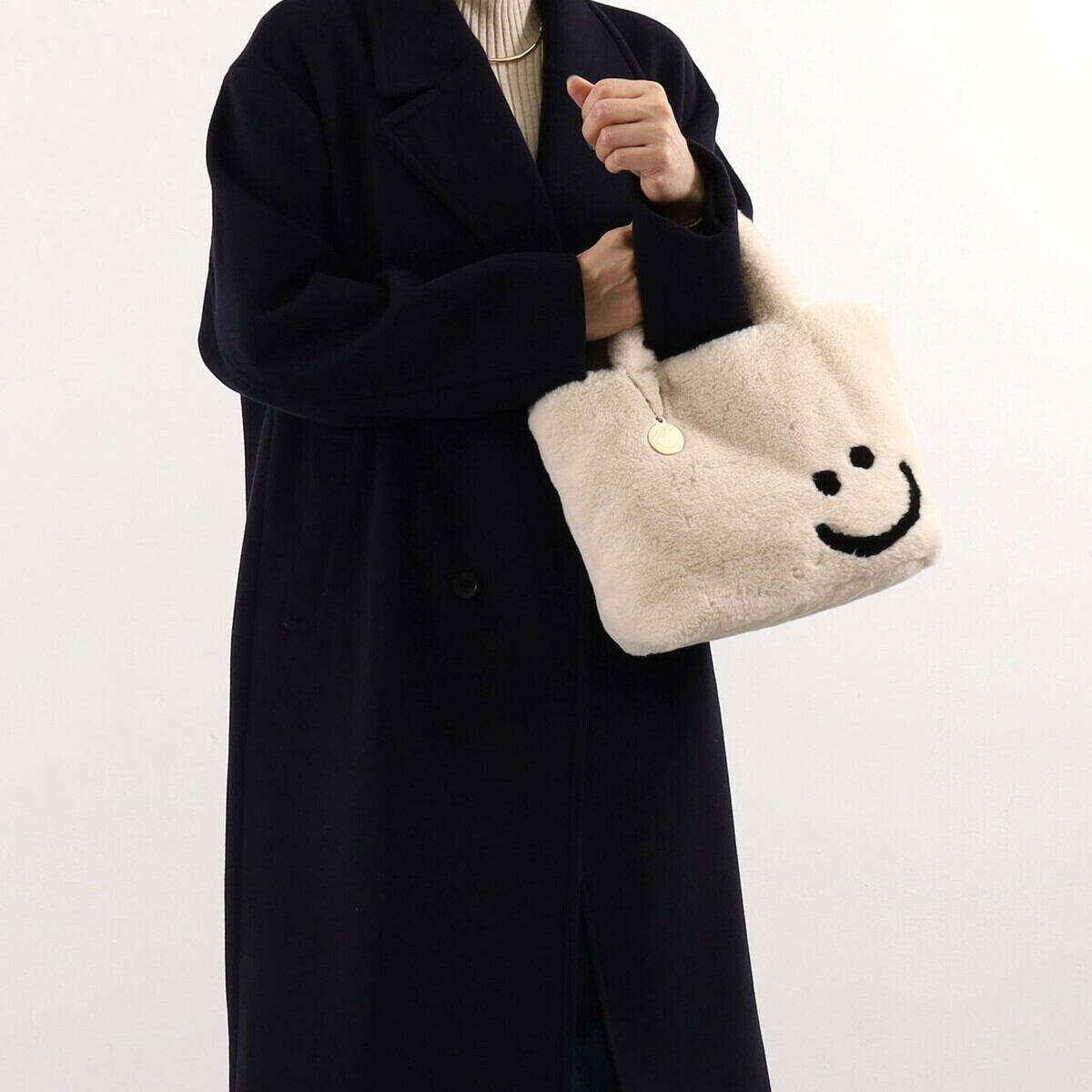 【クーコ COOCO】SMILEY ﾁｬｰﾑ付きｴｺﾌｧｰﾌｪｲｽﾄｰﾄﾊﾞｯｸﾞ ベージュ