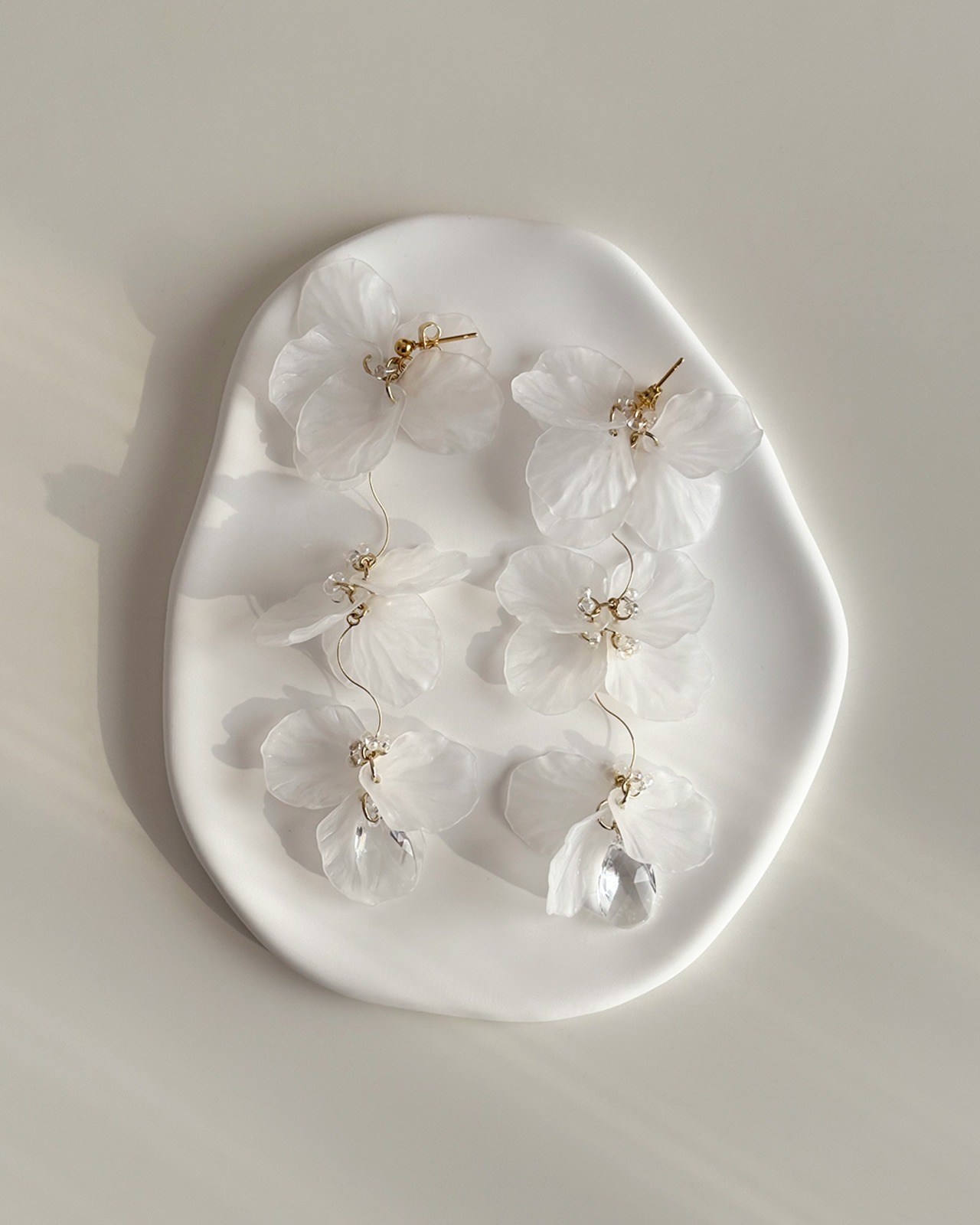 S I U R | crystal drop petal earring / pierce