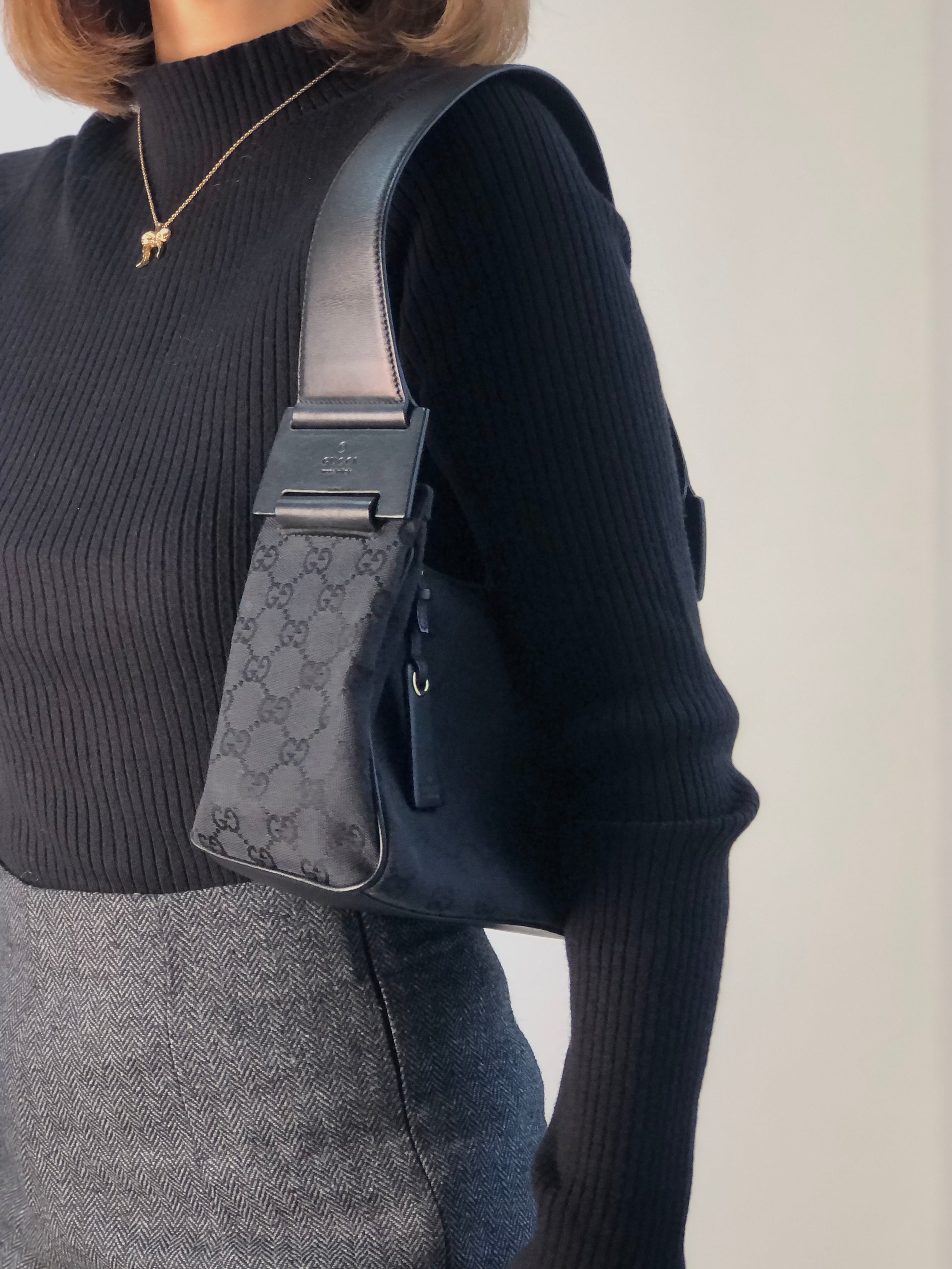 GUCCI レザー ショルダーバッグ ヴィンテージ メタルハンドル ブラック 楽天市場】美品 GUCCI グッチ ブラック 黒 シルバー金具 レザー 001