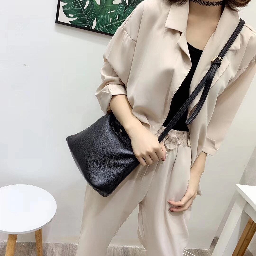 シンプルショルダーバッグ