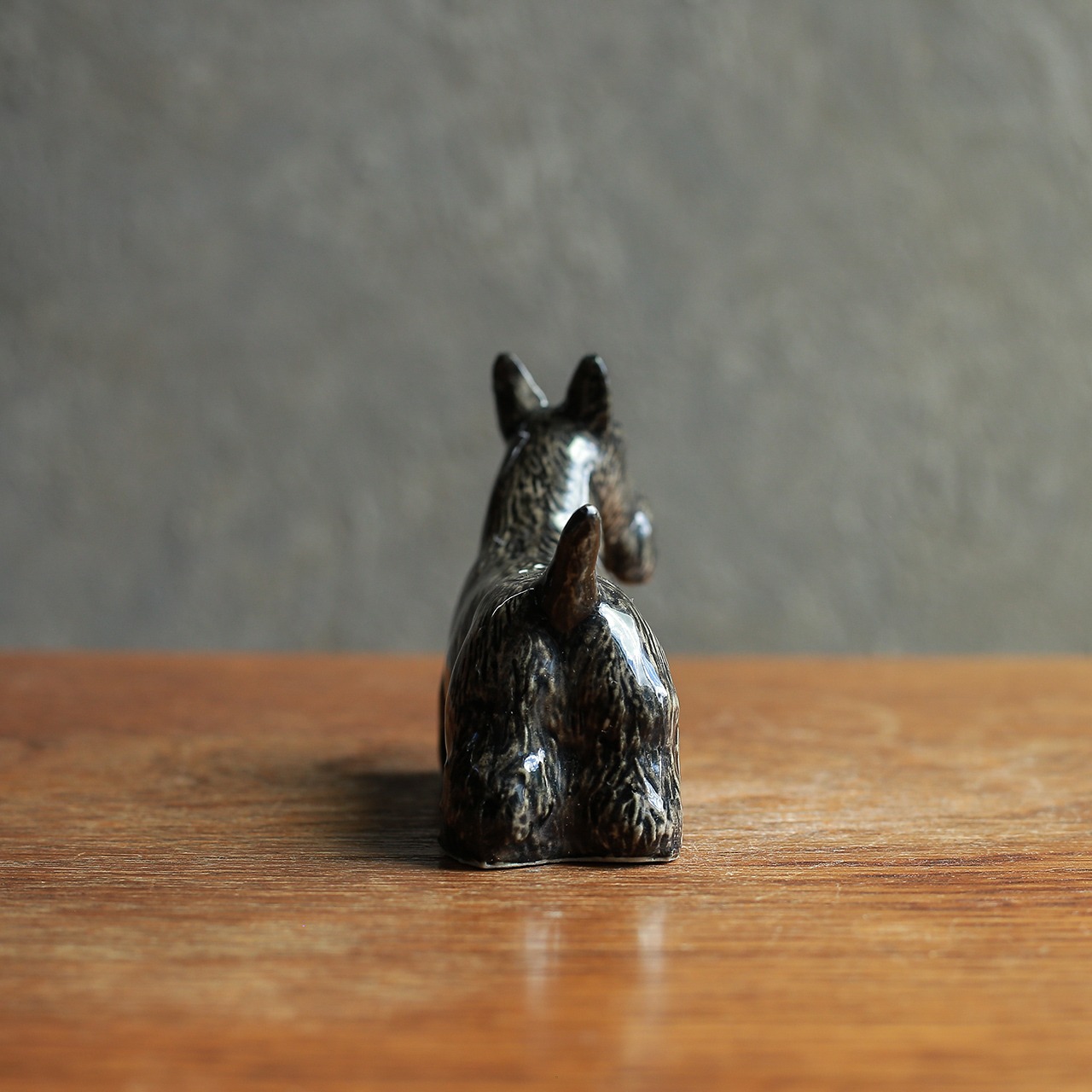 陶器の温かみ感じる、スコティッシュテリアの調味料入れ 2