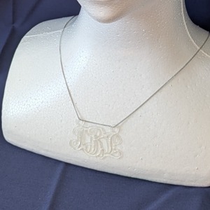 時を超えて愛される美しさ。モダンな #モノグラムペンダント