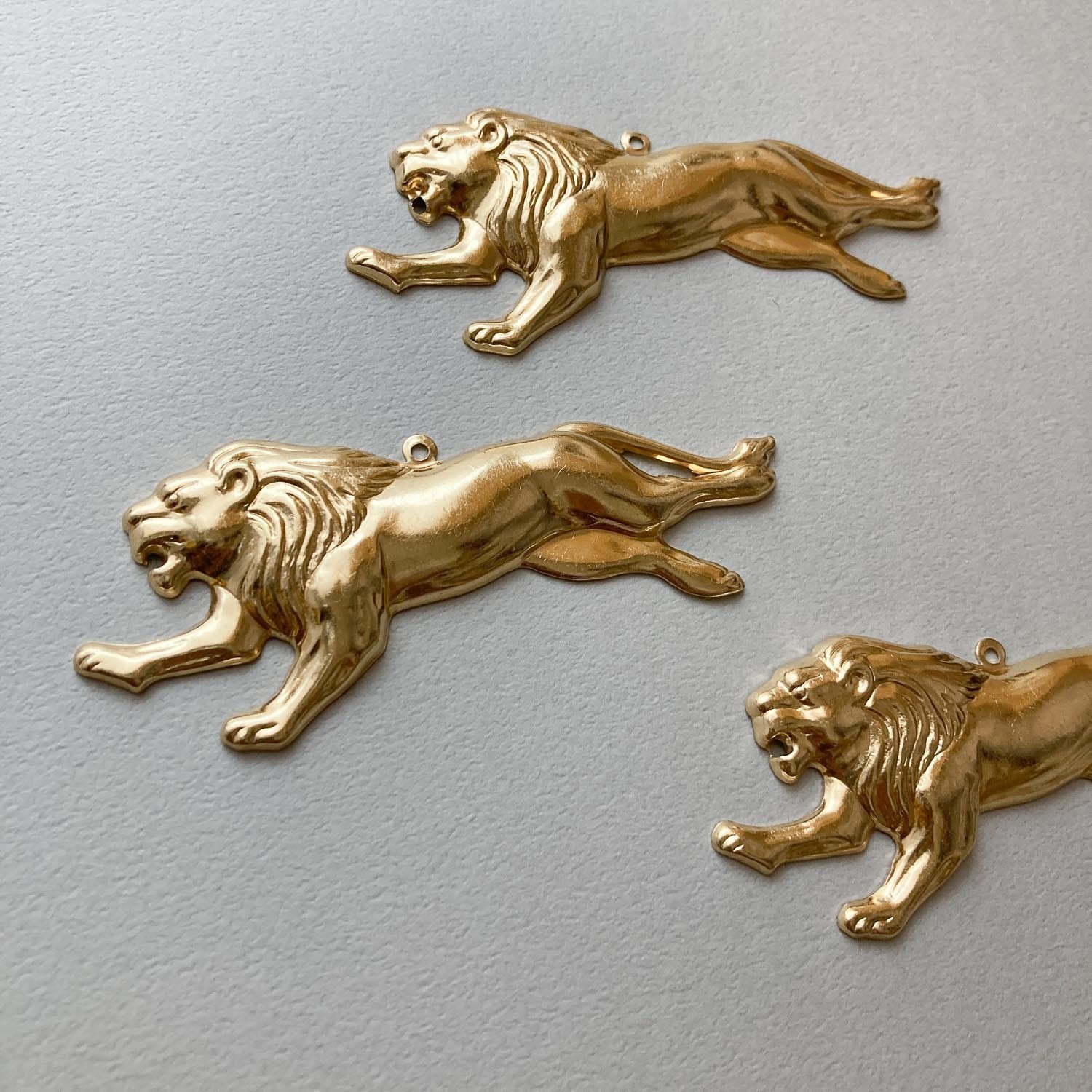 再入荷〉USA真鍮 ライオンの横向き大ぶりチャーム | Dua-アクセサリー