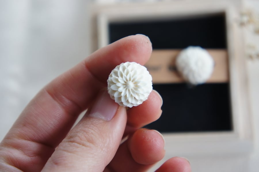 菊の花のシリーズ「薫 花弁12列」イヤリング(左右セット)
