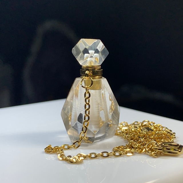 12.透明度高く綺麗な水晶・香水瓶