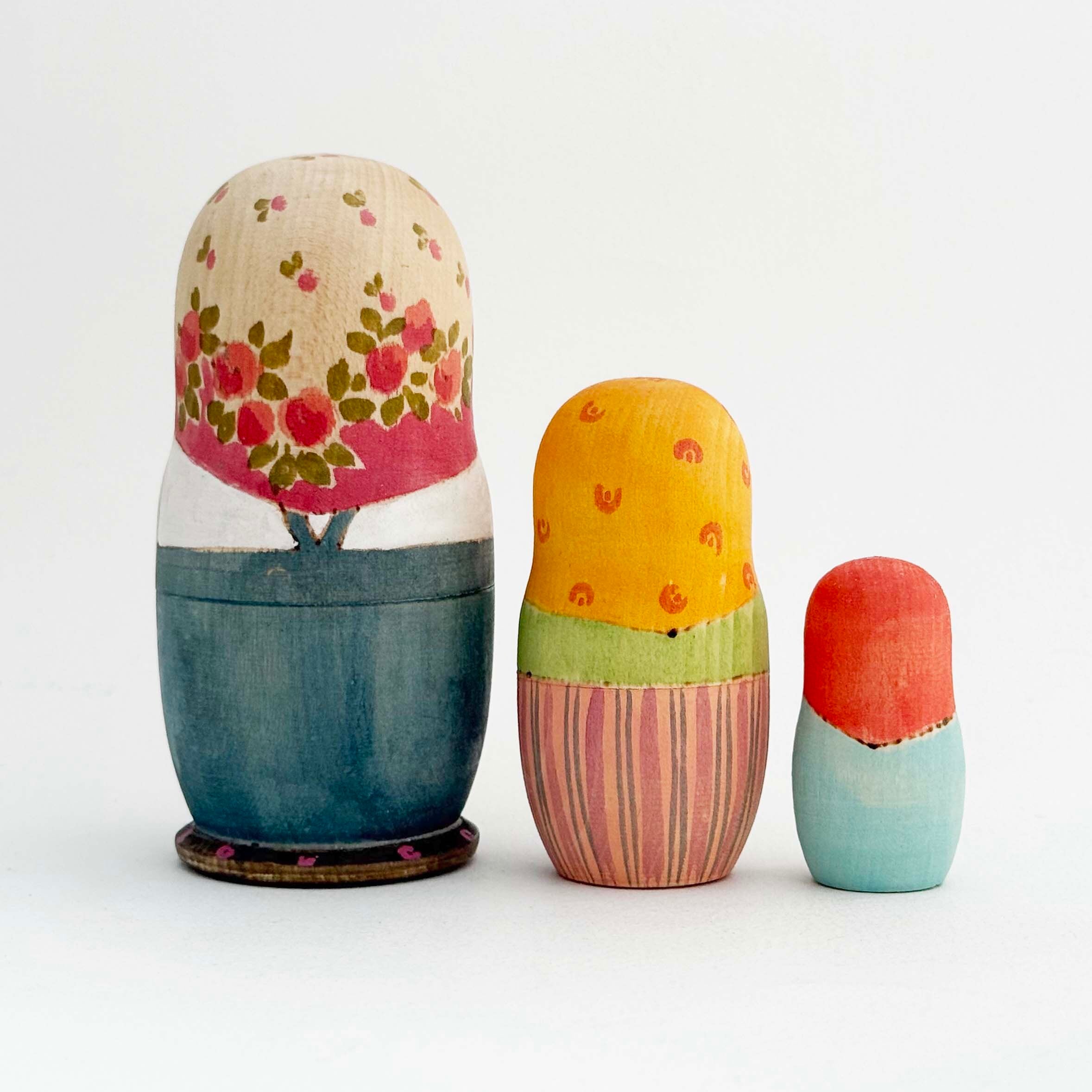 アーティスト・マトリョーシカ（マリヤ・ドミトリエワ作 / 三つ編み3個組）