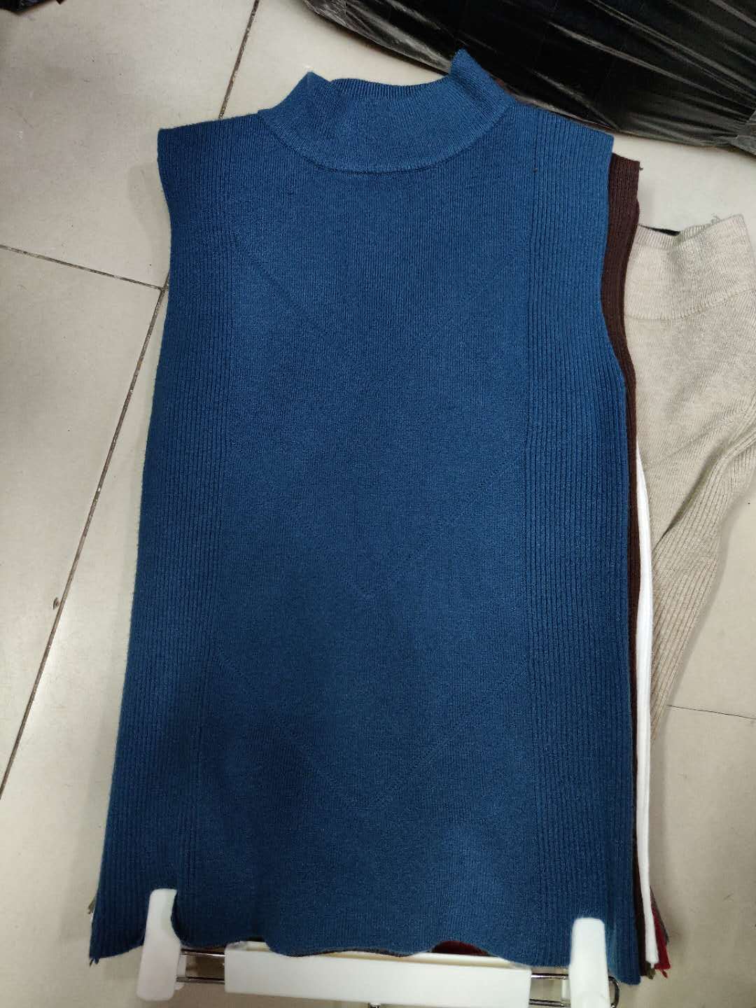 ハイネックノースリーブニット