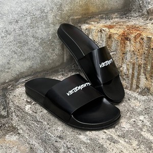 VETEMENTS  LOGOLEATHERSLIDES  BLACKWHITE