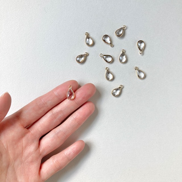クリアしずく型真鍮フレームチャーム