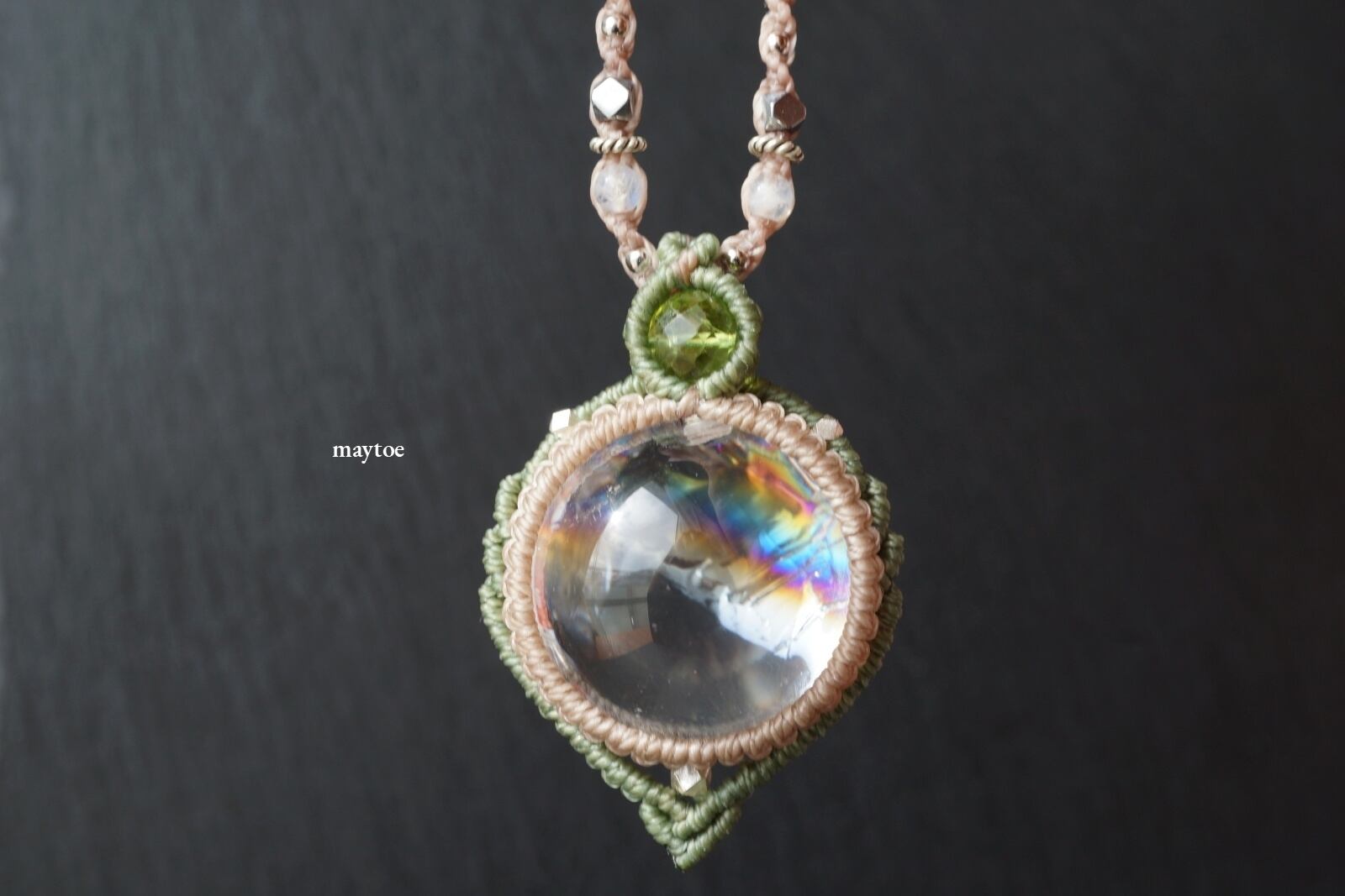 レインボー水晶(アイリスクォーツ)&ペリドットのマクラメネックレス【一点物】