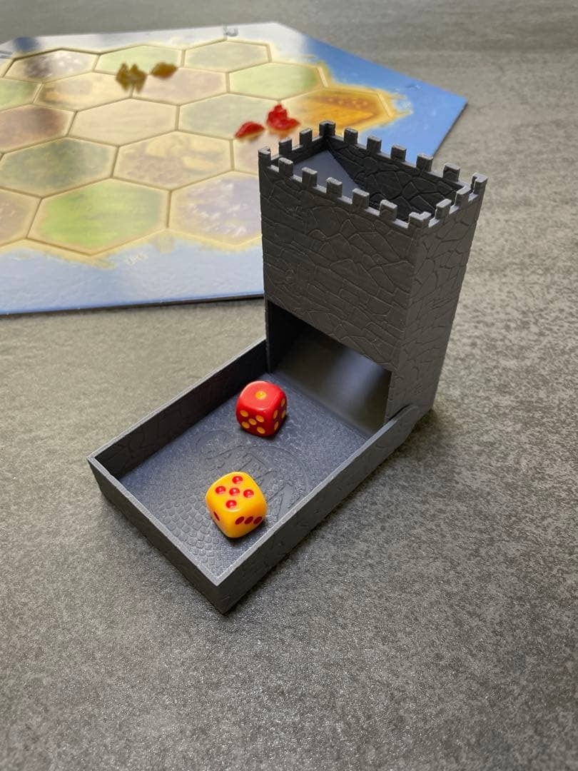 カヴーのタイタン(２枚セット) 折りたたみ式ダイスタワー – 中世のお城風（カタン対応） グレー | 3dverse
