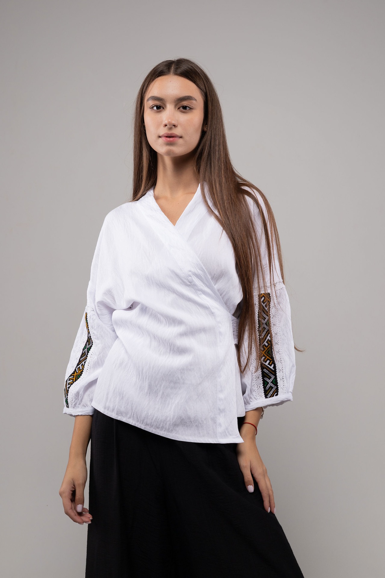 ウクライナ刺繍ヴィシヴァンカ グラージュ・ニジンカ（平行縫い）　手刺繍　チュニック バックリボン　麻　レディース・フリーサイズ - 12