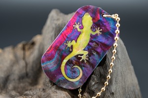 【カナダの象徴】ハードメープル 瘤杢 スタビライズウッド ドッグタグ 象嵌 木登りトカゲ