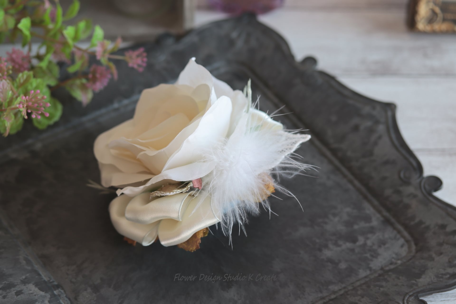 清楚な白い薔薇とふわふわフェザーのヘアクリップ 白いバラ 発表会