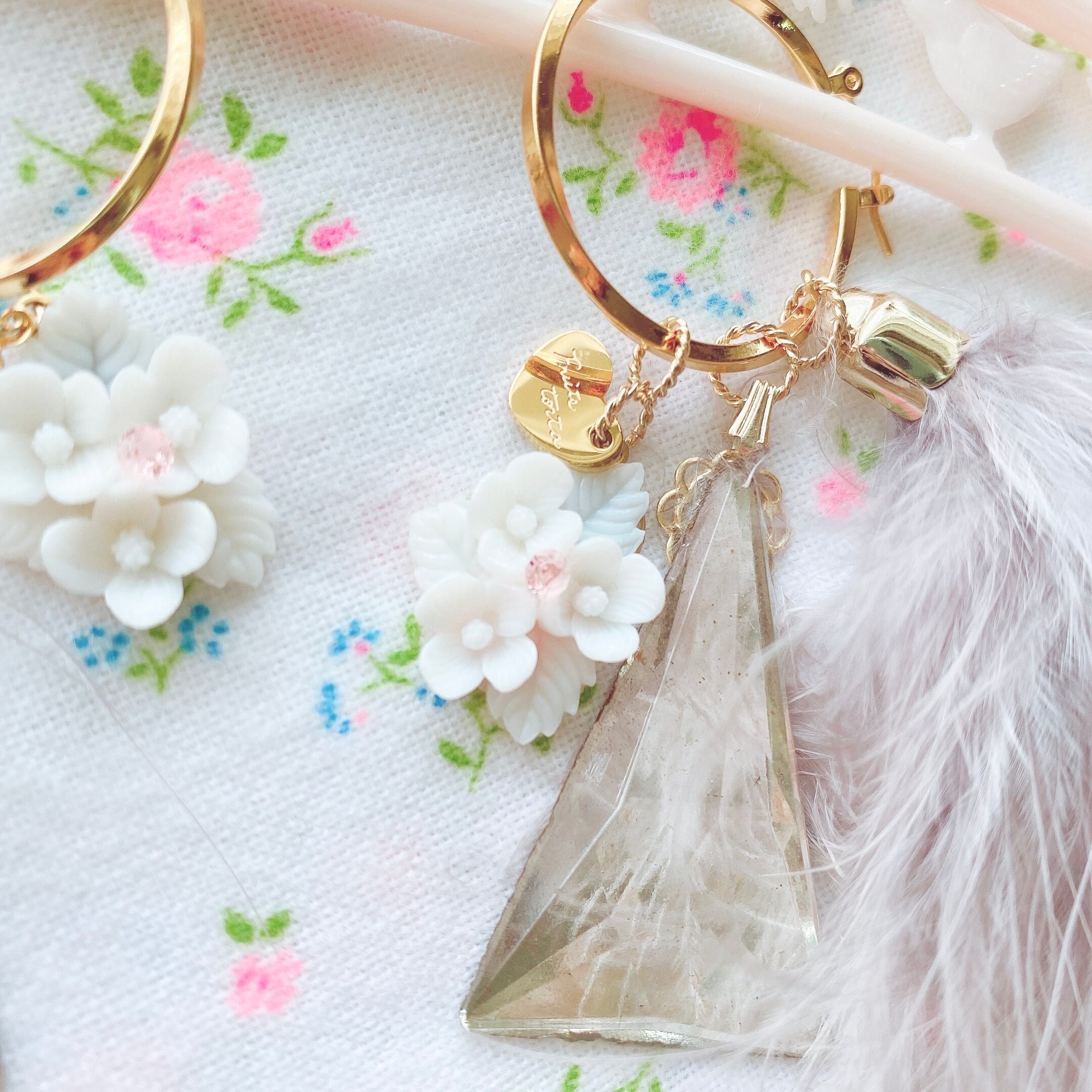 Gray fur and white flowers earrings ファーと花束のピアス　グレー